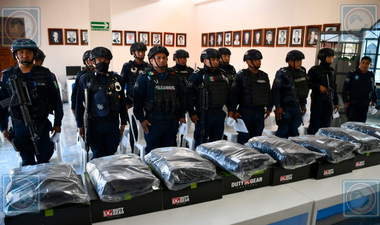 Gobierno municipal de Tantoyuca dota de vestimenta a cuerpo policíaco