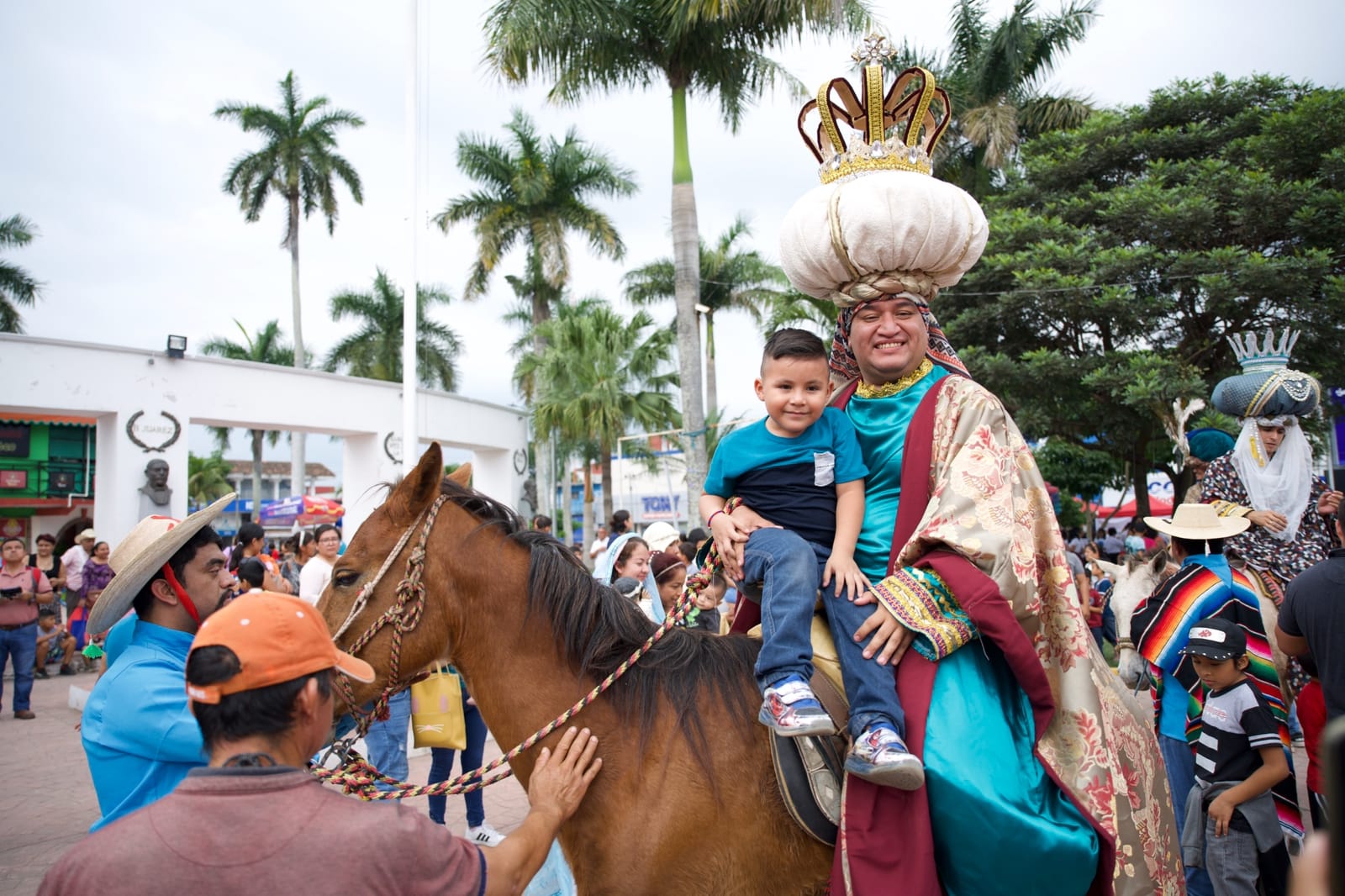 Mágica y espectacular, así fue la bajada de los Reyes Magos a Martínez de la Torre
