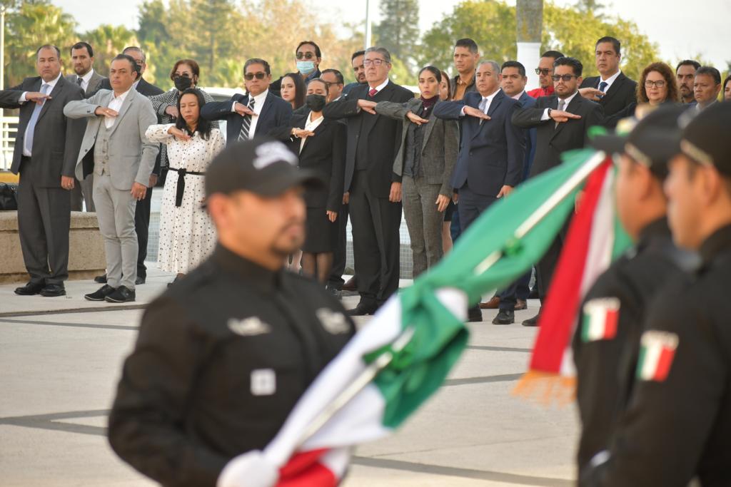 Fiscal general encabeza ceremonia de honores a la bandera en oficinas centrales