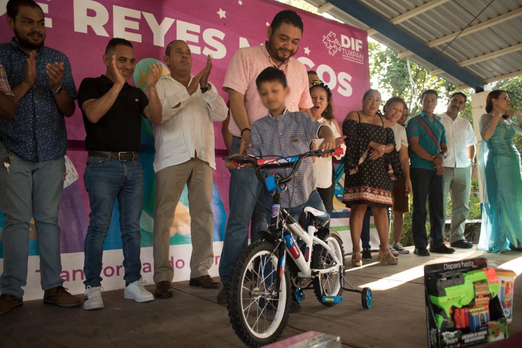 LOS REYES MAGOS CONTINÚAN SU RECORRIDO POR COMUNIDADES DE TUXPAN