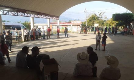 Tepetzintla: Reunión informativa en la comunidad de Tecomate