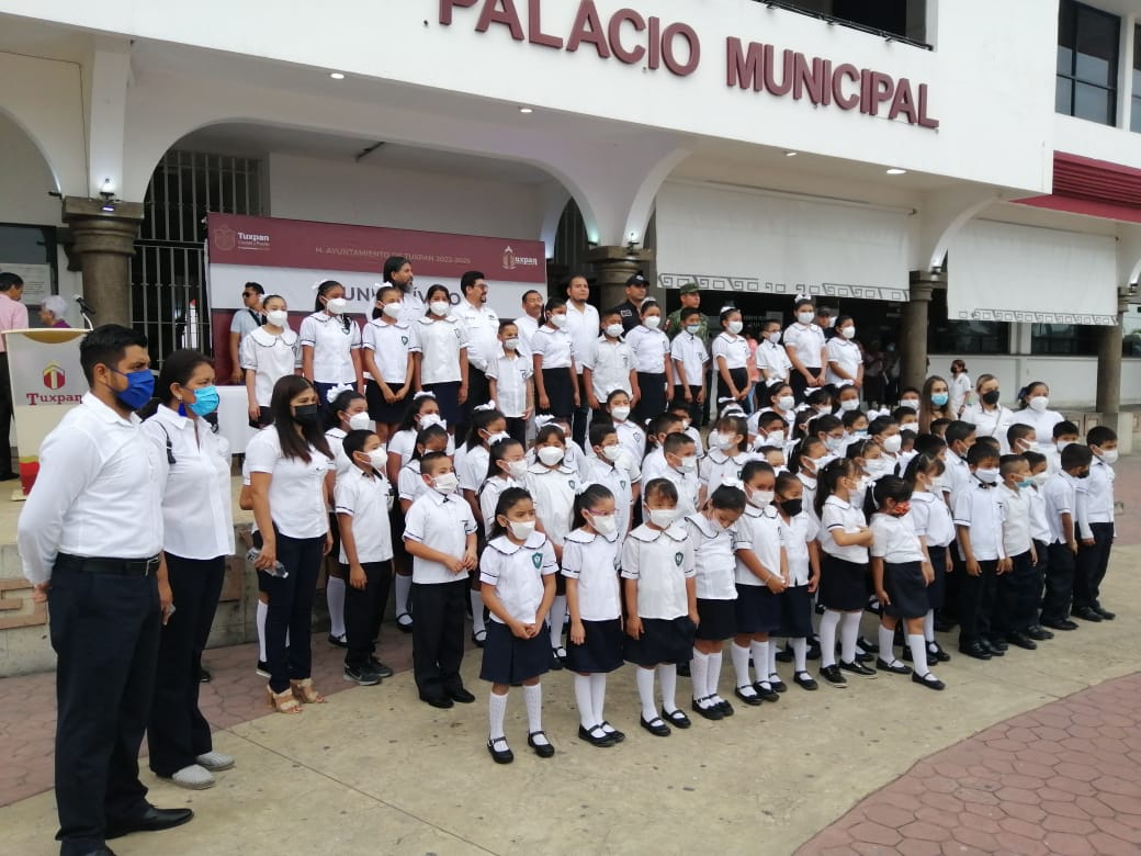 Tuxpan: Conmemoran el Día Internacional de la Mujer en el Lunes Cívico
