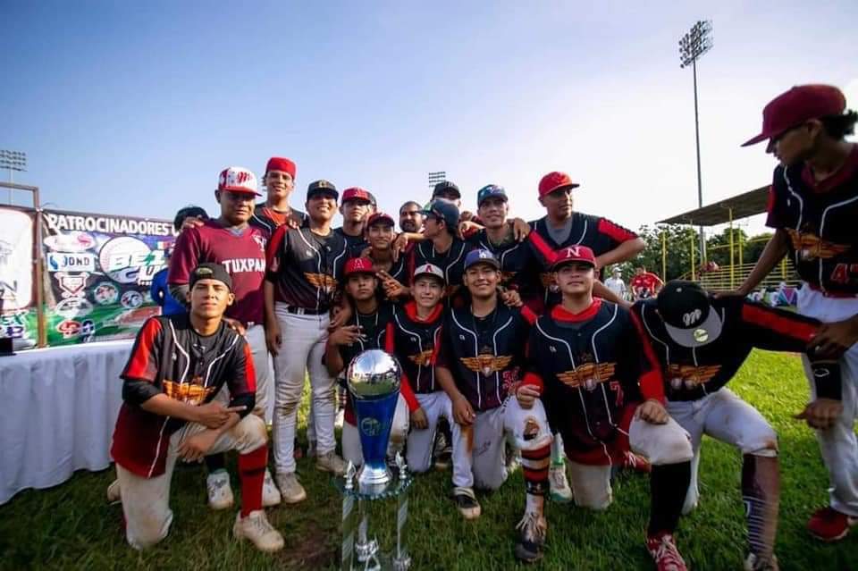 Jóvenes beisbolistas tuxpeños firman con equipos de la Liga Mexicana (LMB)
