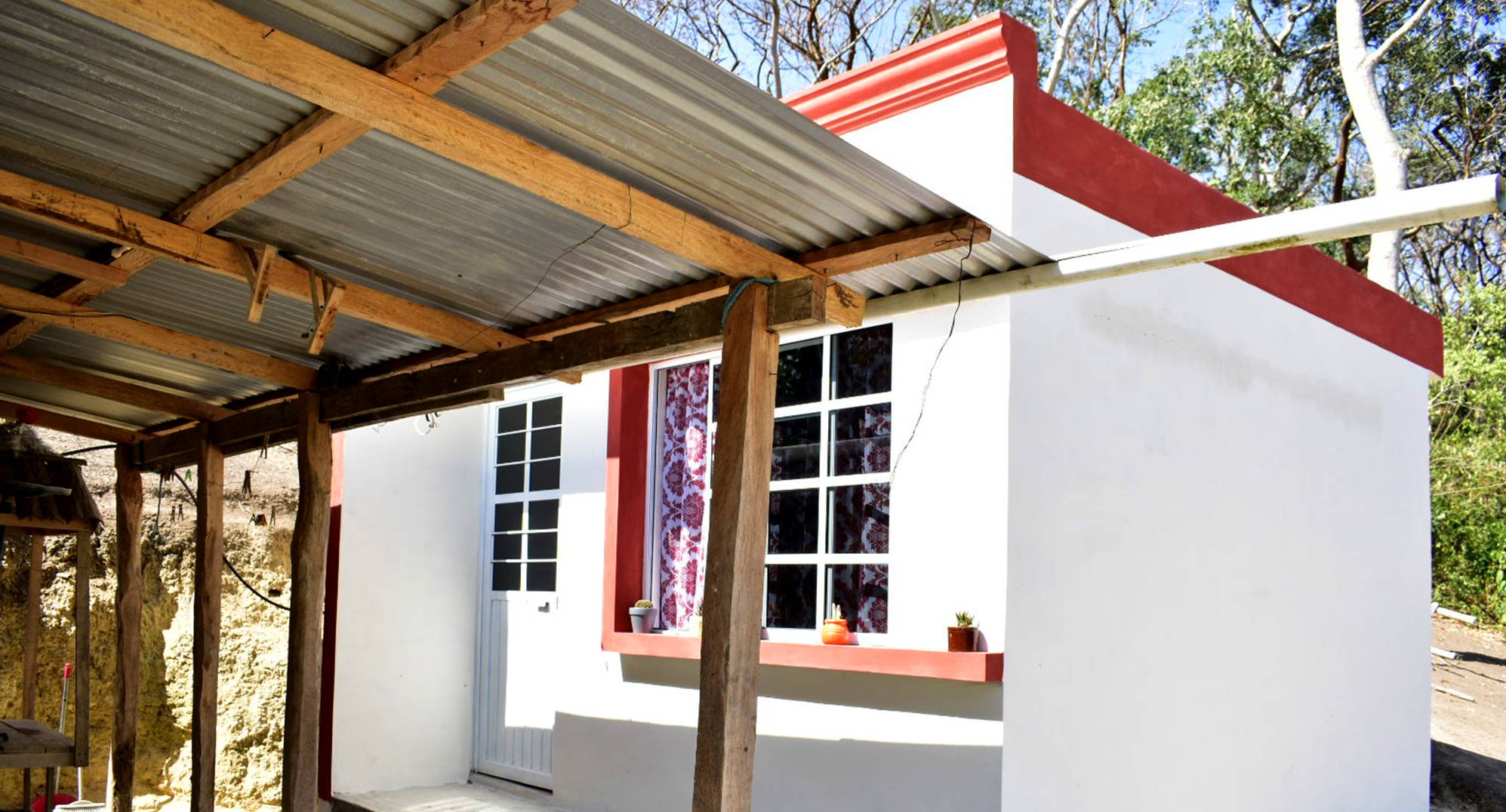 Naranjos: Alcalde entrega cuartos dormitorios en comunidad de totomoxtepec