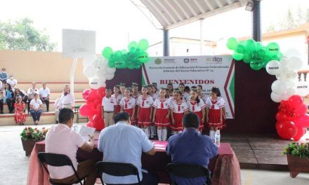Emotivo concurso de interpretación del himno nacional mexicano en Coatzintla