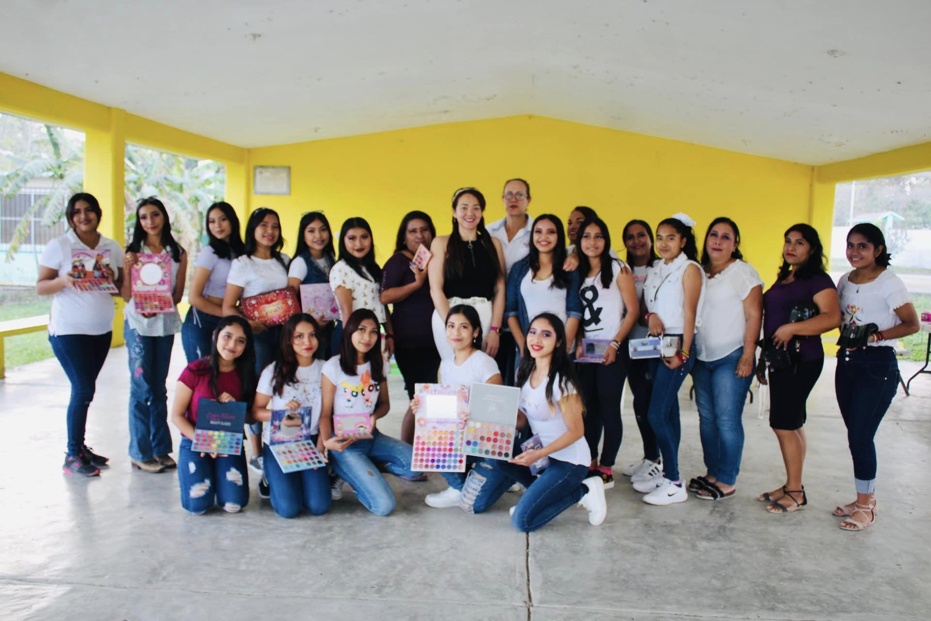 Ozuluama: Curso de automaquillaje en la Mina