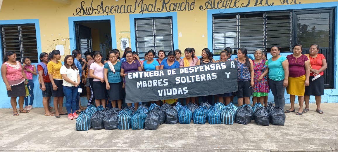 Mecatlán: Entrega de despensas a madres solteras y viudas