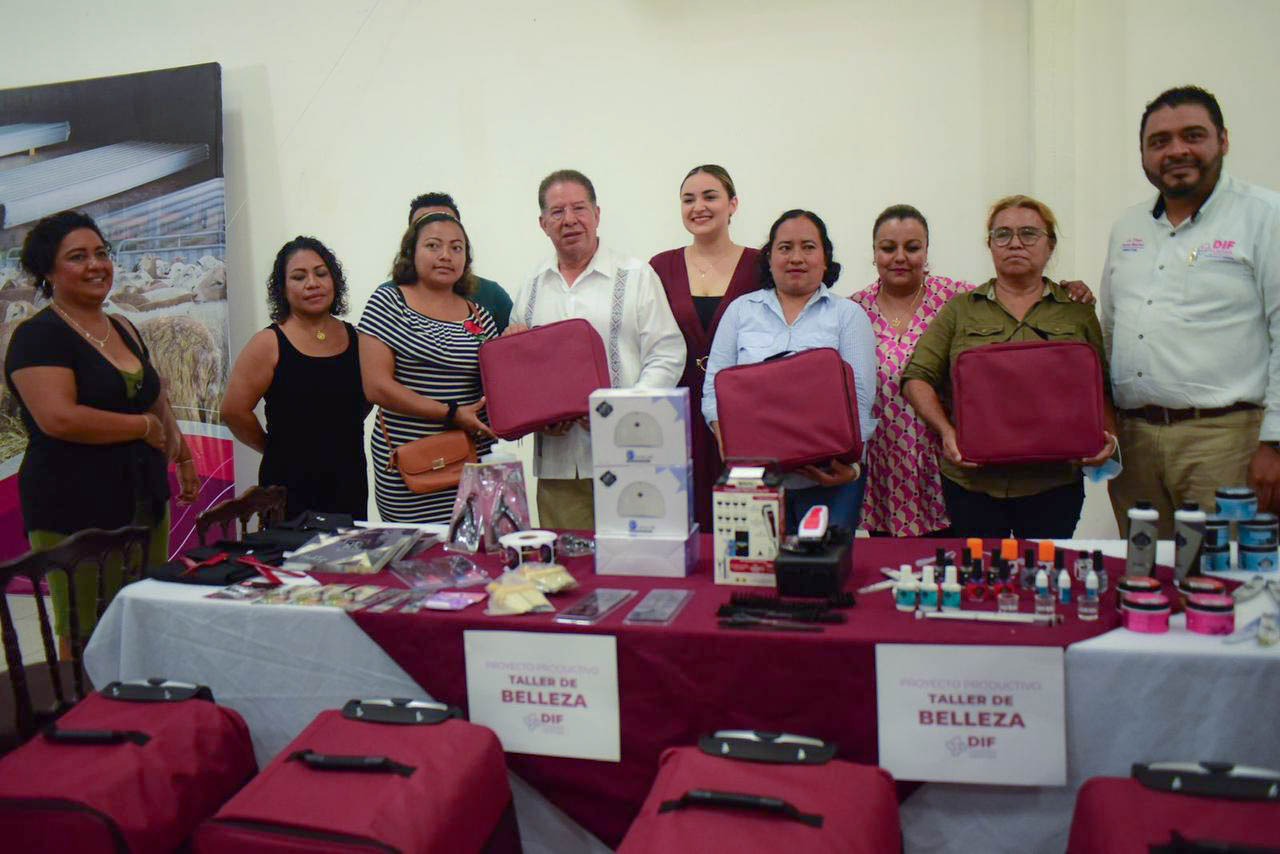 TUXPAN: GOBIERNO MUNICIPAL Y DIF TUXPAN ENTREGARON PROYECTOS PRODUCTIVOS Y APOYOS A LA VIVIENDA