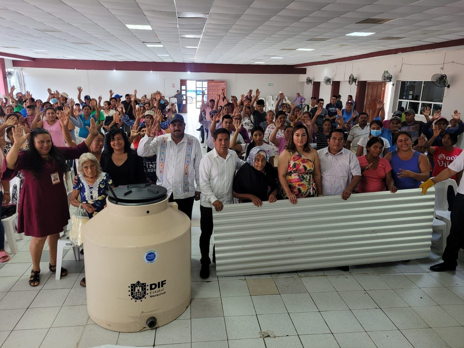 Cazones: Entrega de 30 tinacos y 500 laminas