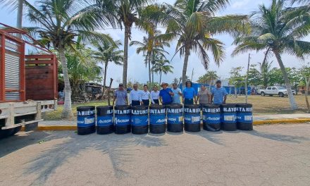 Cazones: Donación de 25 tambores de basura