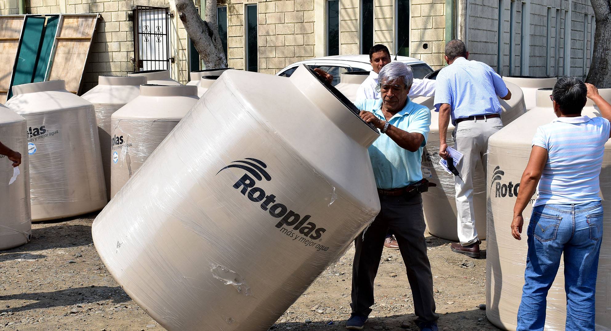 Naranjos: Alcalde hace entrega de tinacos a bajo costo