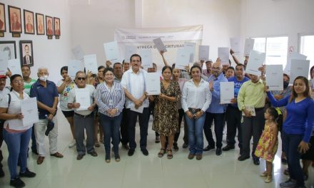 Martínez de la Torre: Encabeza Rodrigo Calderón entrega de escrituras a familias martinenses