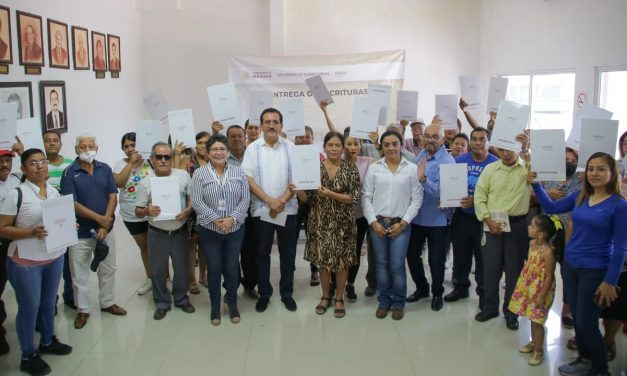 Martínez de la Torre: Encabeza Rodrigo Calderón entrega de escrituras a familias martinenses