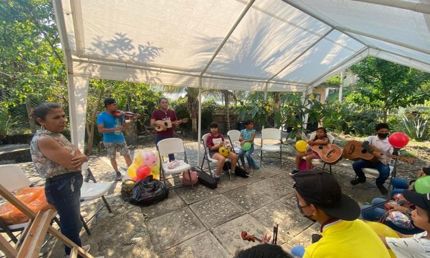 Tepetzintla: Presidente del DIF Municipal visitó a los niños de Huitzitzilin