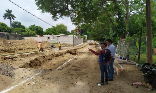 Platón Sánchez avanza con obras de pavimento hidráulico en el municipio