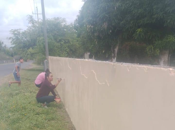 Ozuluama: Trabajos de rehabilitación de pintura de la Escuela Primaria Aquiles Serdán en Alto del Tigre