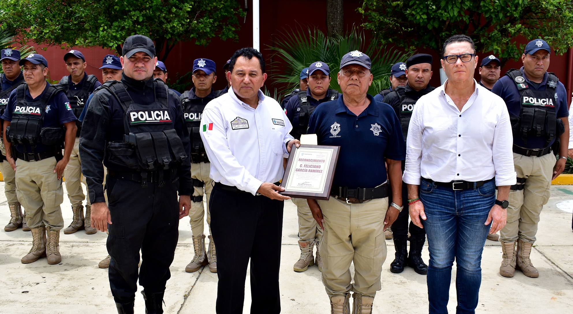 Naranjos: Alcalde reconoce a policía municipal por mas 20 años de servicio