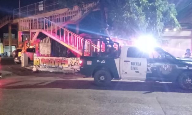 Accidente en Álamo: Limpiaparabrisas resulta electrocutado en puente peatonal.