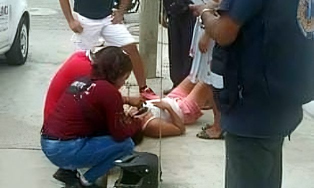 Álamo: mujer cae de moto por cable de la CFE