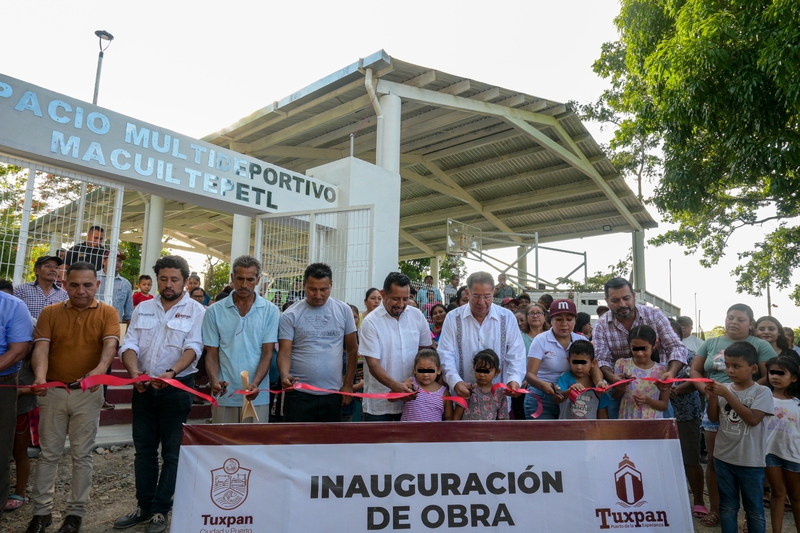Alcalde José Manuel Pozos Castro entregó en Macuiltépetl, una cancha y espacios multideportivos, que para la comunidad eran un sueño