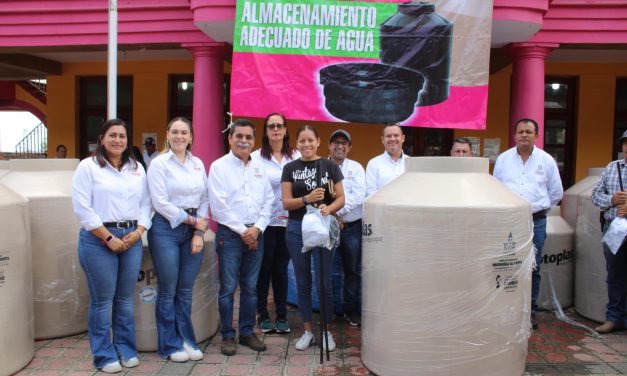 Ozuluama: Gran entrega del programa almacenamiento adecuado de agua