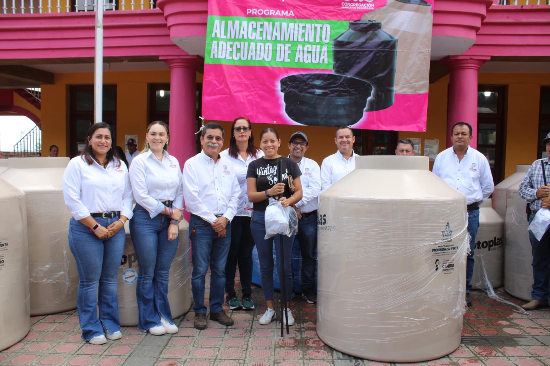Ozuluama: Gran entrega del programa almacenamiento adecuado de agua