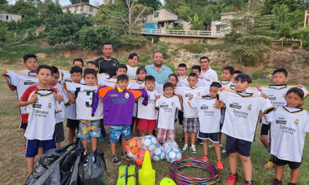 Coatzintla: Entrega apoyos el presidente Cesar Ulises a equipos infantiles en Escolín