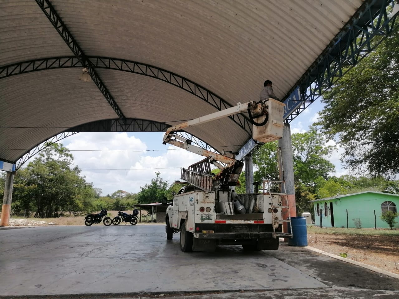 Ozuluama: Instalación de reflectores en la galera de usos múltiples de la Escuela Primaria de la comunidad de Mercado
