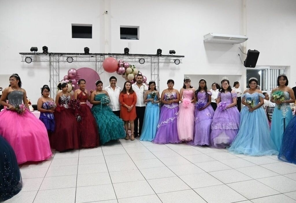 DIF Y AYUNTAMIENTO DE TUXPAN HACEN REALIDAD EL SUEÑO DE 16 QUINCEAÑERAS