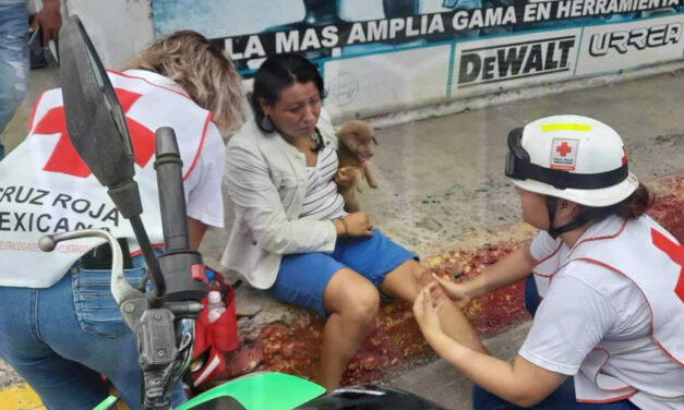 Mujer lesionada en choque entre moto y taxi recibe atención de la Cruz Roja en Álamo, Veracruz