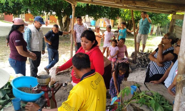 Curso sobre Manejo de gallinas y elaboración de alimento en comunidades de Tlachichilco