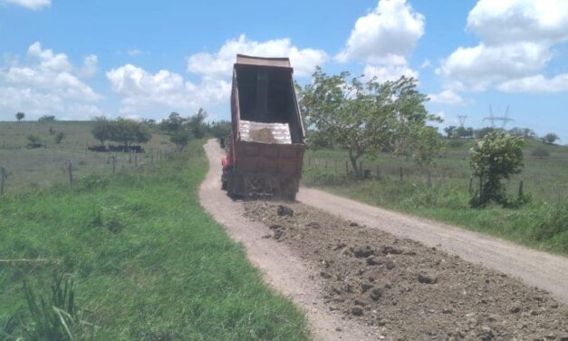 Avanza la rehabilitación del camino de Loma Alta al Rancho El Tío Juanillo en Ozuluama
