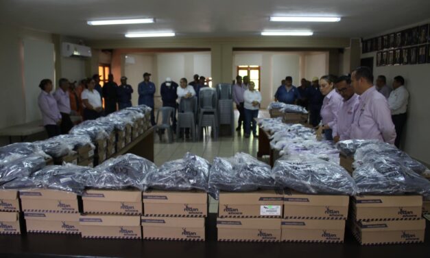 Entrega exitosa de uniformes a trabajadores del Sindicato Único de Empleados Municipales en Ozuluama de Mascareñas