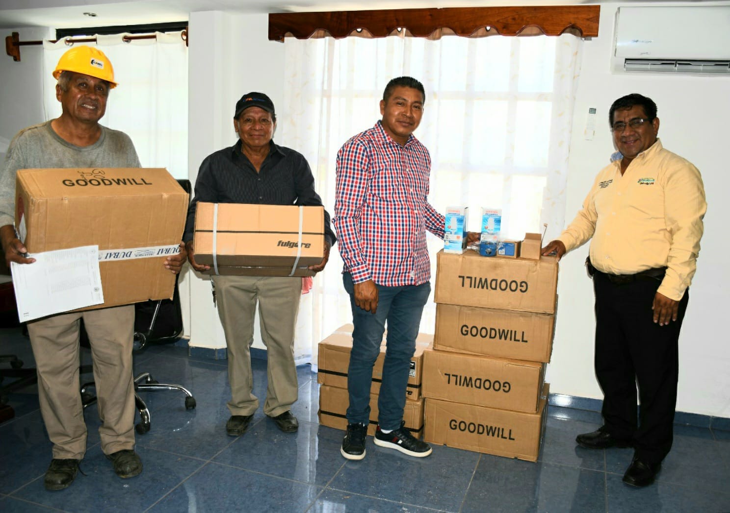 Alcalde Cirilo Doroteo Esteban entrega focos y fotoceldas para mejorar la iluminación en Citlaltépetl