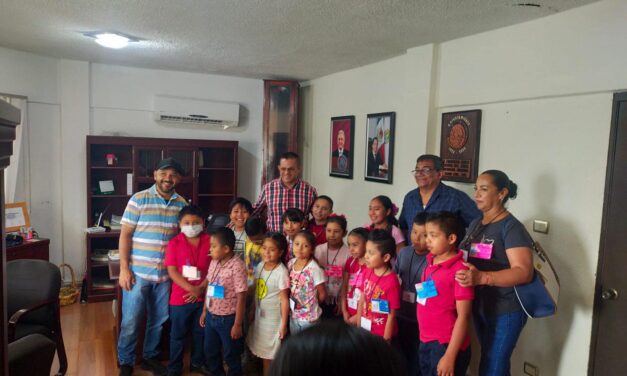Cerro Azul: Alcalde y Regidor 5to reciben a niños en el H. Ayuntamiento durante cursos de verano