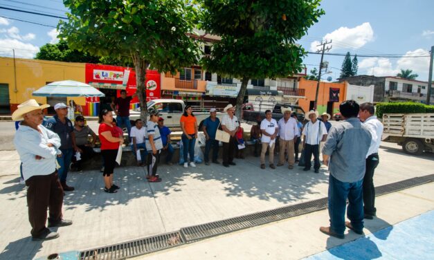 Gobierno de Platón Sánchez brinda apoyo a las familias mediante entrega de tinacos y láminas subsidiadas