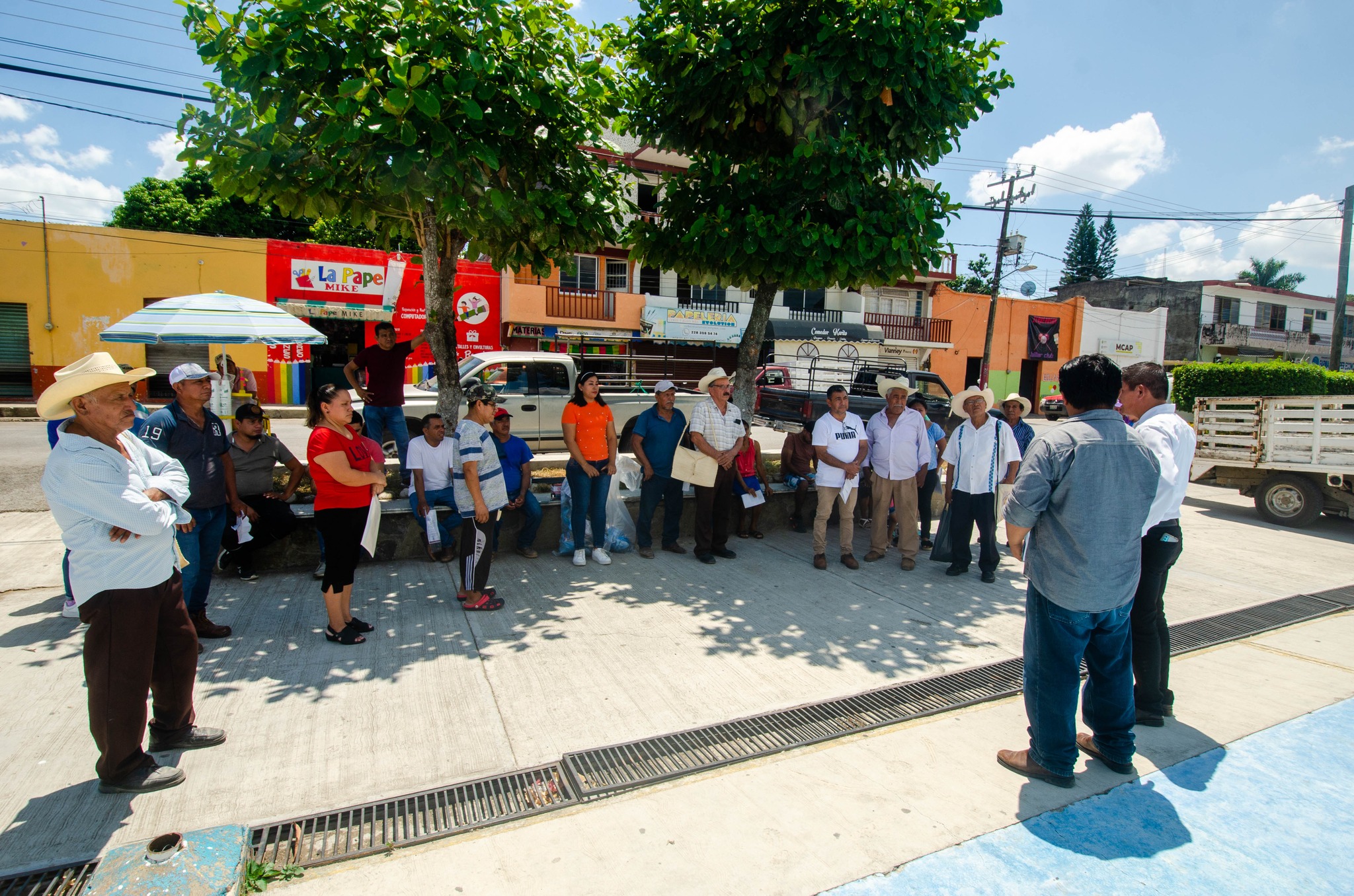 Gobierno de Platón Sánchez brinda apoyo a las familias mediante entrega de tinacos y láminas subsidiadas