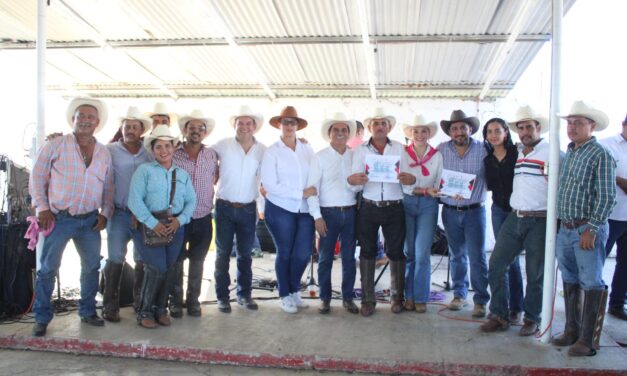 Ozuluama: Presidente Municipal reconoce a cabalgantes en emotiva ceremonia