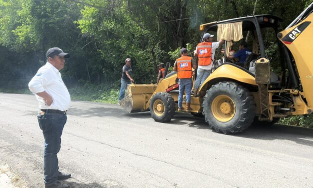 Inician trabajos de bacheo en carretera municipal de Castillo de Teayo