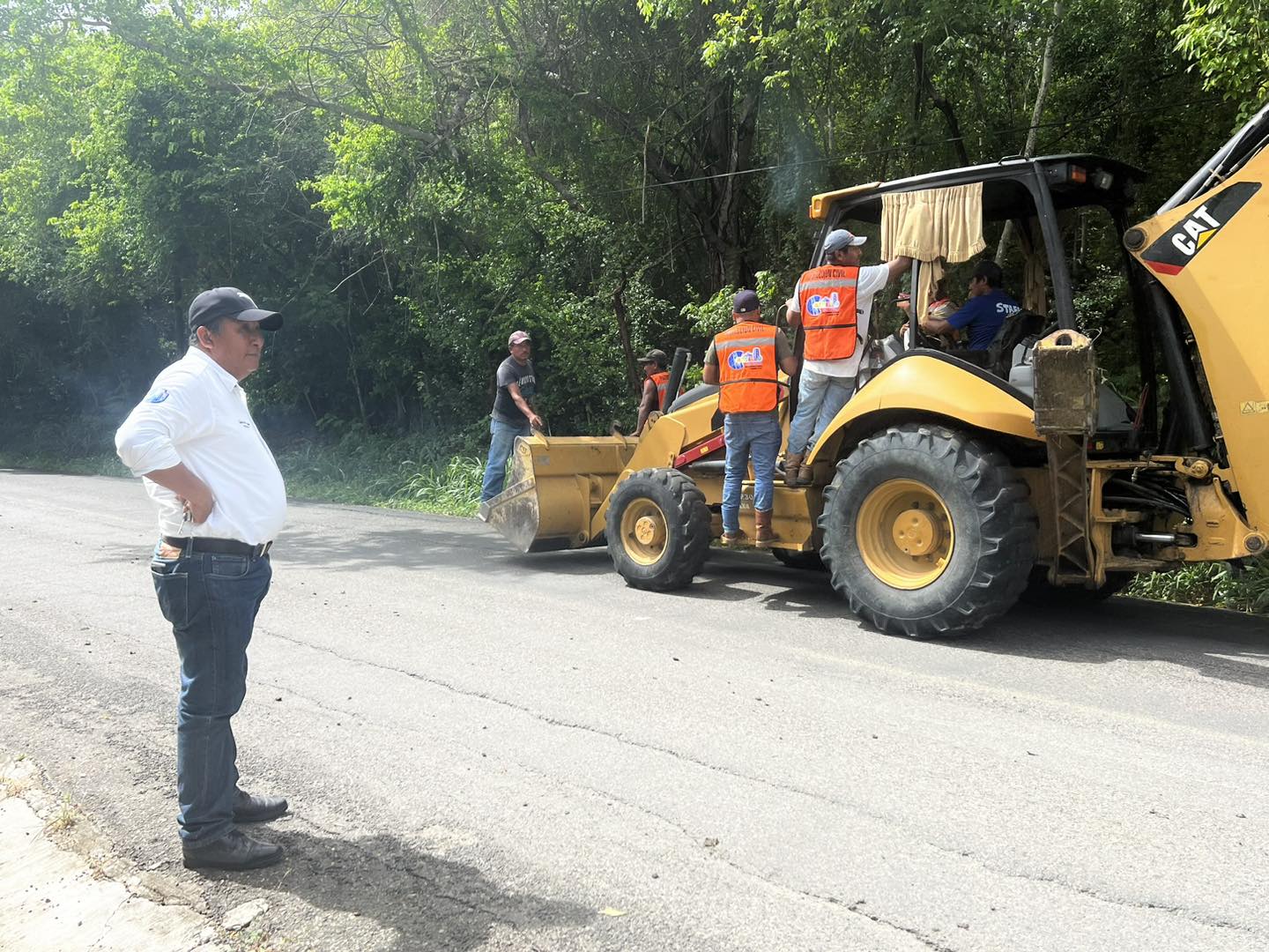 Inician trabajos de bacheo en carretera municipal de Castillo de Teayo