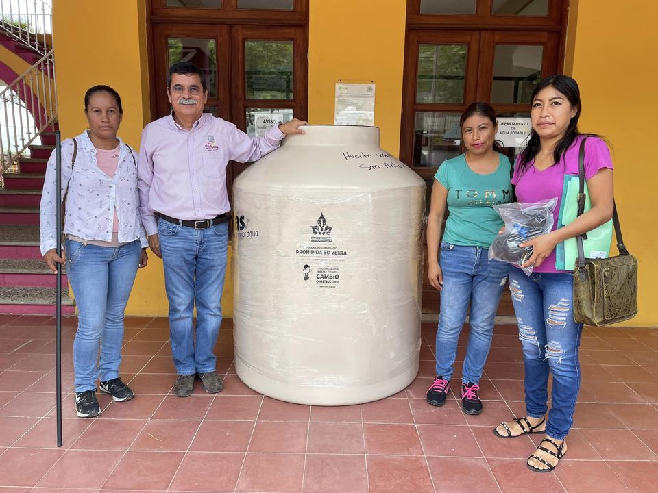 Ozuluama: Entrega de Rotoplas en Escuela Primaria de La Breas