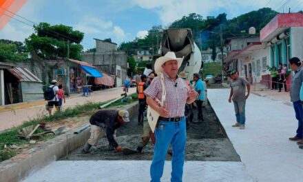 Alcalde de Tepetzintla supervisa obra del boulevard
