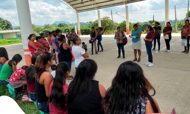 Tepetzintla: Entrega de material para los talleres de bordado