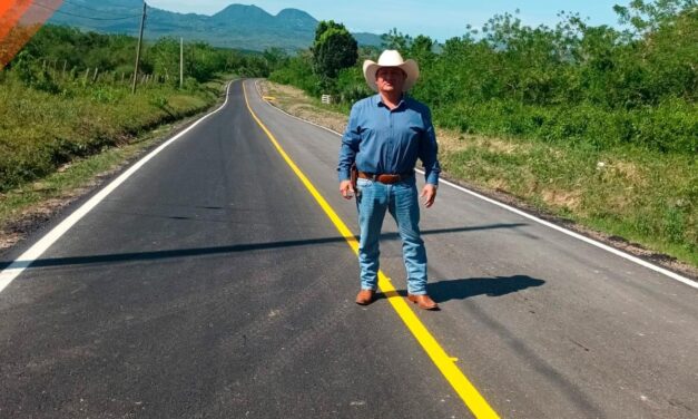 Tepetzintla: Alcalde realiza supervisión de la pintada del asfalto “Tepetzintla – Tecomate”