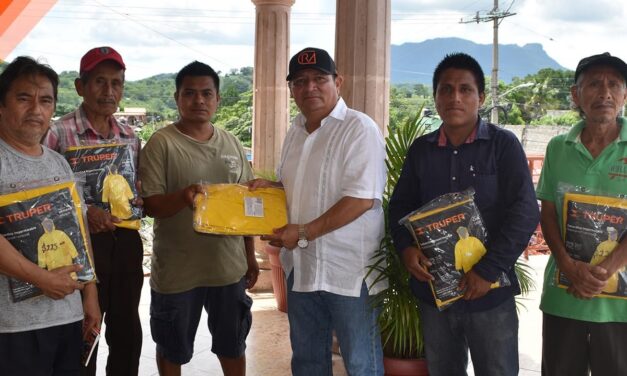 Alcalde de Tepetzintla realiza entrega de Impermeables