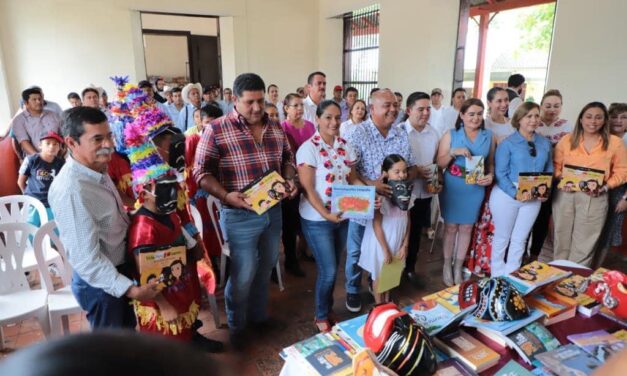 Chontla: entrega dos mil libros para el crecimiento de los niños del municipio