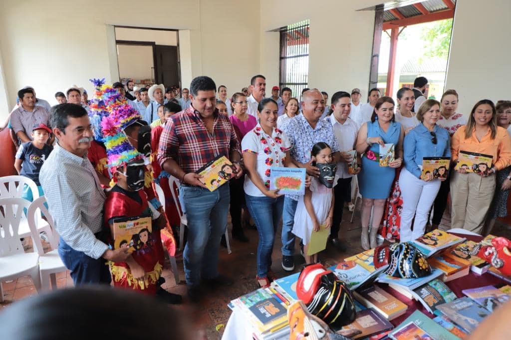 Chontla: entrega dos mil libros para el crecimiento de los niños del municipio