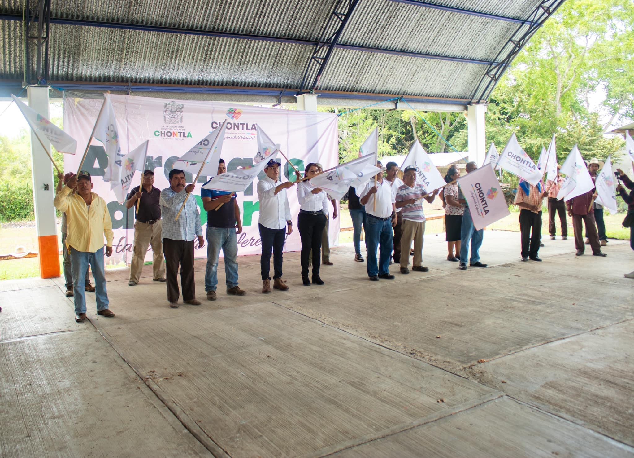 Chontla: banderazo de inicio de la continuación del camino rural