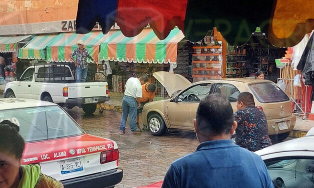 Choque en el Centro de Álamo: Camioneta golpea a un Chevy estacionado