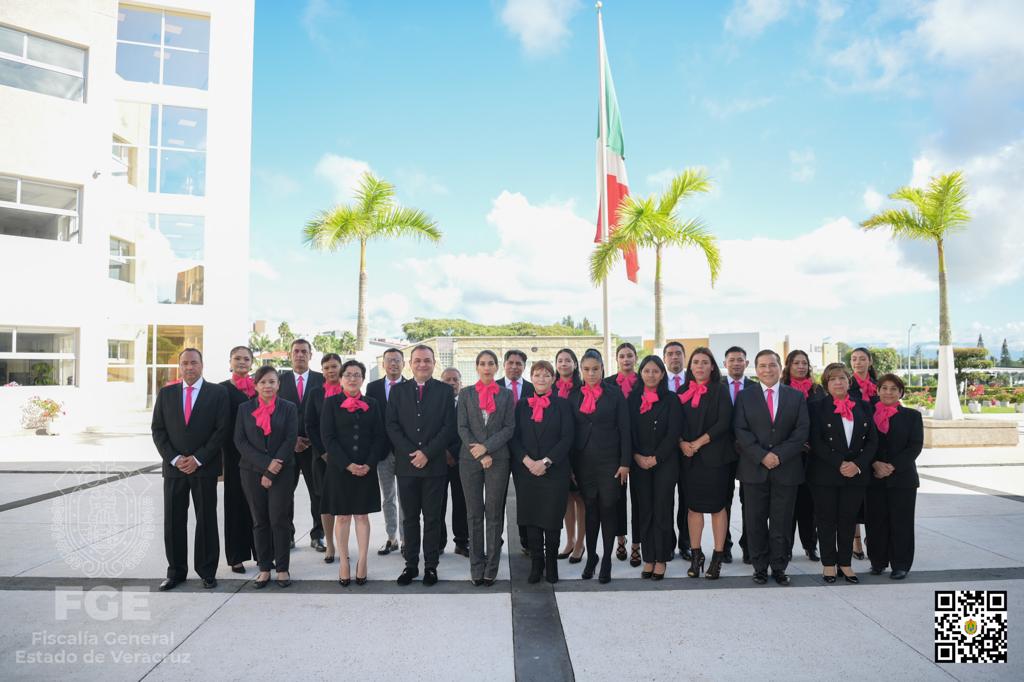 FGE encabeza ceremonia de honores a la bandera